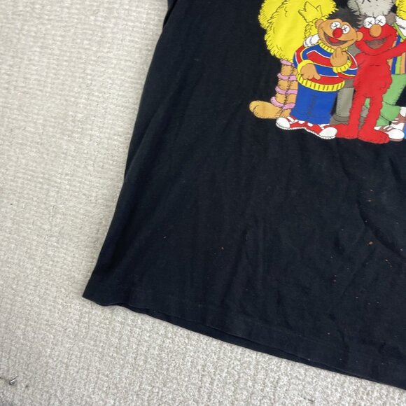 Kaws x Uniqlo Sesame Street Men’s T-shirt Black Elmo Bert Ernie Size L Read* - Picture 6 of 16